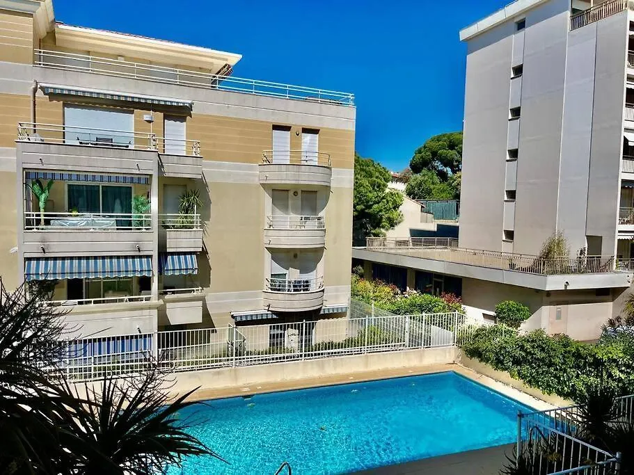 Le Daphnee Yourhosthelper Cannes
